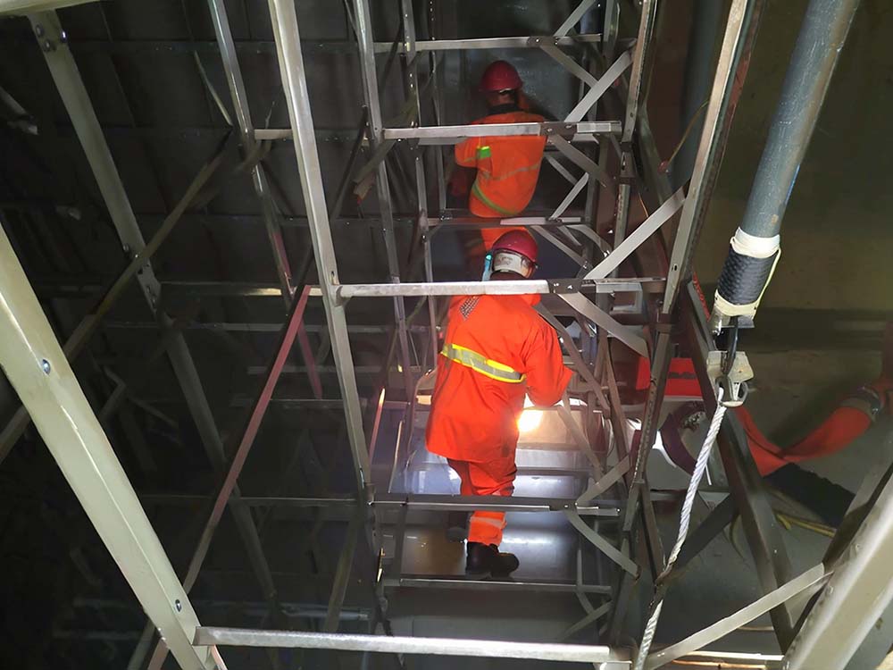 清洗水箱时需要注意哪些安全问题？